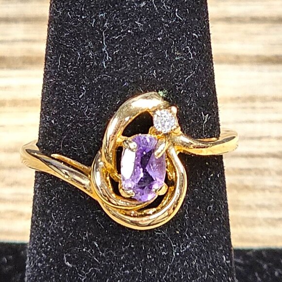Gold tone Ring with Amethyst in the Center. Birthstone Ring!! Size - 7 - Picture 4 of 10